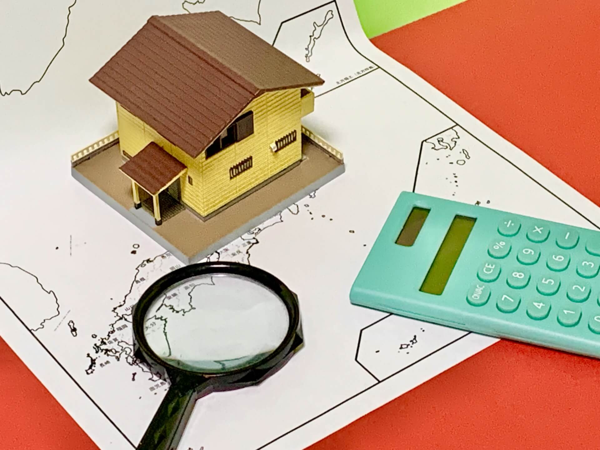 拡大鏡で住宅図面を確認する模型