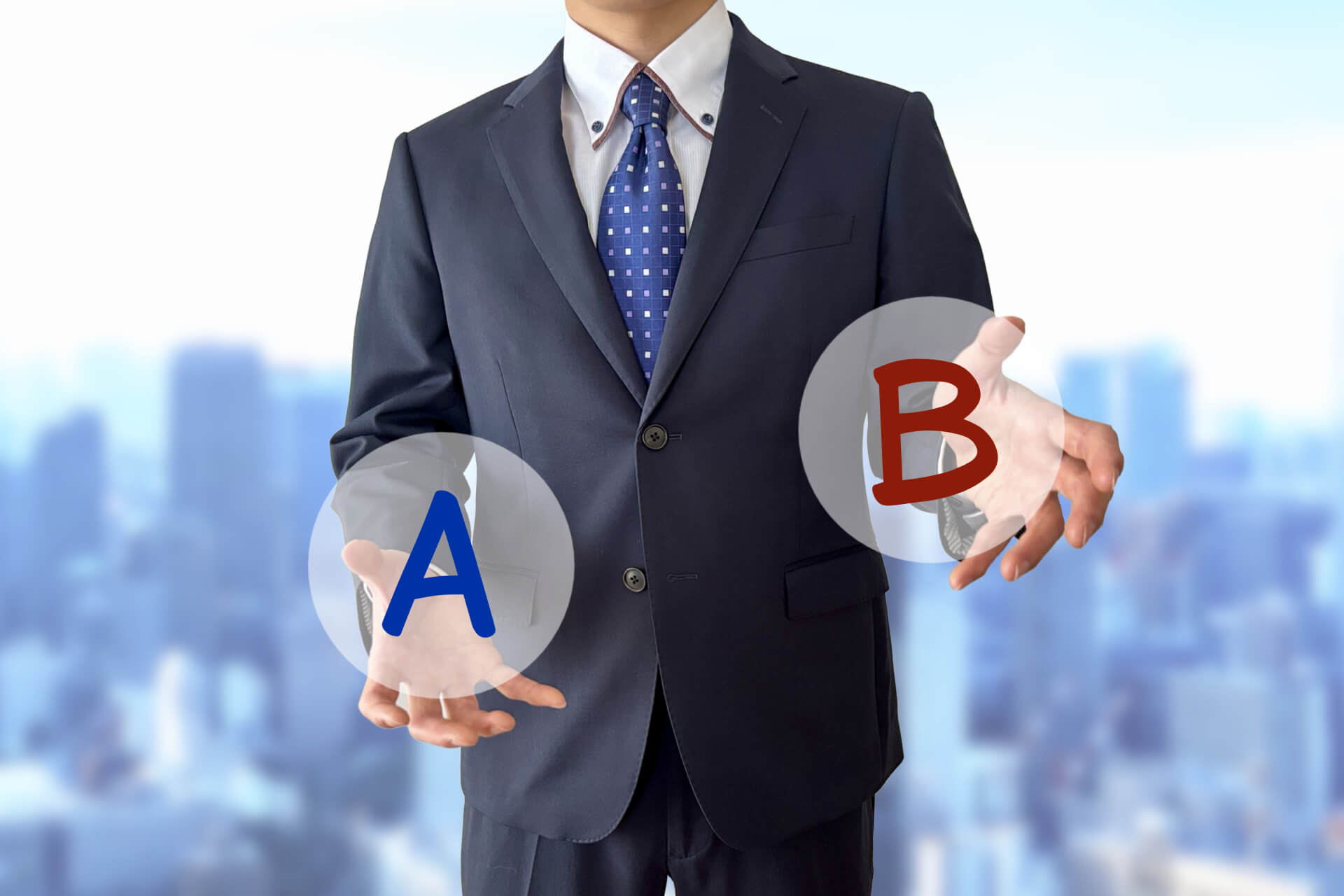選択肢を手に示すスーツの男性